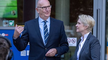 Die Ministerpräsidentin Mecklenburg-Vorpommerns, Manuela Schwesig, und der Ministerpräsident Brandenburgs, Dietmar Woidke (beide SPD), haben einige gemeinsame politische Ziele. / Foto: Stefan Sauer/dpa