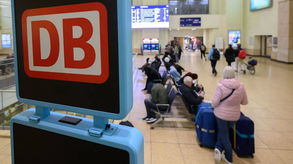 Reisende warteten am Morgen am Hauptbahnhof in Hannover. / Foto: Julian Stratenschulte/dpa