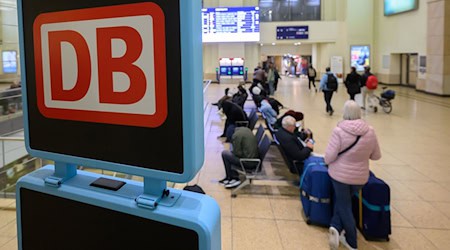 Reisende warteten am Morgen am Hauptbahnhof in Hannover. / Foto: Julian Stratenschulte/dpa