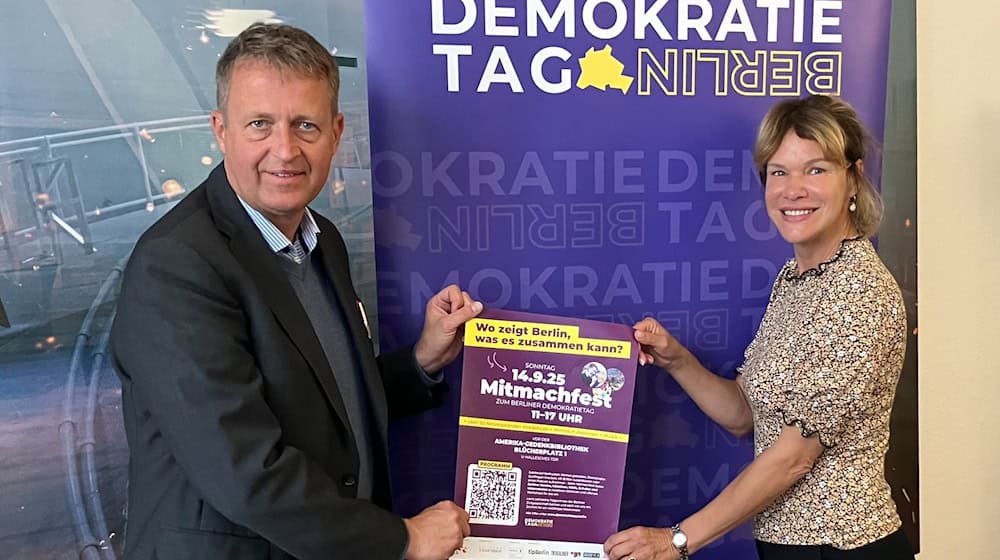 Staatssekretär für Gesellschaftlichen Zusammenhalt, Oliver Friederici (CDU), und die Geschäftsführerin der Stiftung, Beate Stoffers. Beim Mitmachfest im Rahmen des Berliner Demokratietags am 14. September gibt es ein volles Programm.  / Foto: Andreas Heimann/dpa