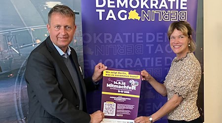 Staatssekretär für Gesellschaftlichen Zusammenhalt, Oliver Friederici (CDU), und die Geschäftsführerin der Stiftung, Beate Stoffers. Beim Mitmachfest im Rahmen des Berliner Demokratietags am 14. September gibt es ein volles Programm.  / Foto: Andreas Heimann/dpa
