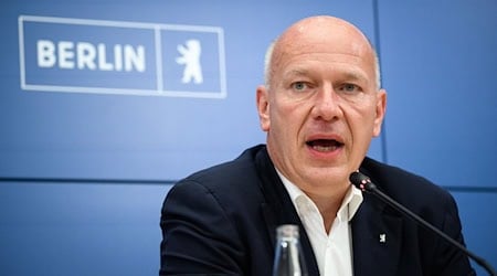 Berlins Regierender Bürgermeister Kai Wegner (CDU) setzt auf den Austausch über die Nutzung kirchlicher Gebäude. (Archivbild) / Foto: Bernd von Jutrczenka/dpa