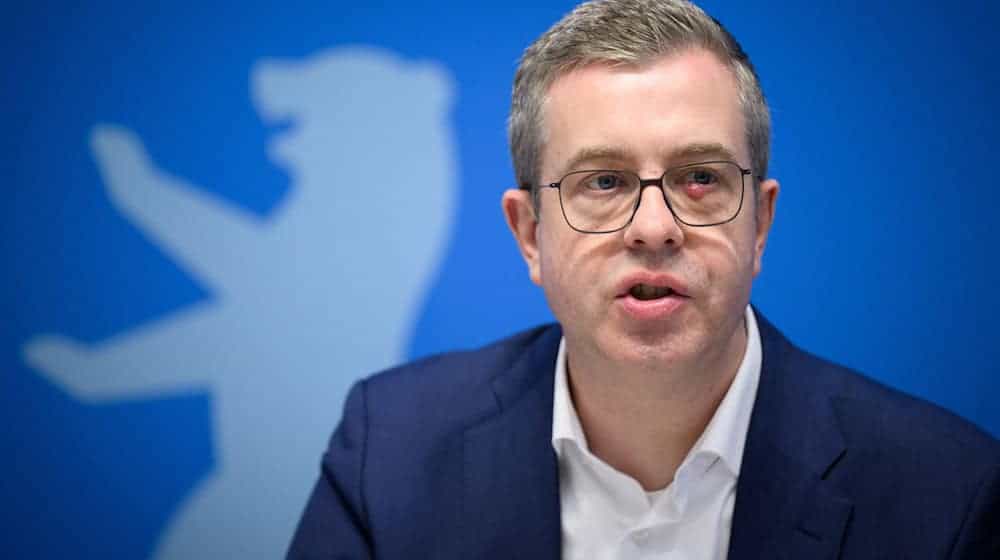 Finanzsenator Stefan Evers (CDU) kennt die Probleme bei der Personalsuche für die Berliner Verwaltung. (Archivfoto) / Foto: Bernd von Jutrczenka/dpa
