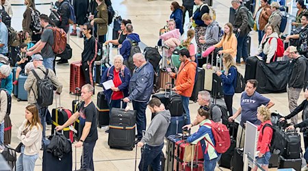 Wer von Berlin aus in den Urlaub fliegen will, braucht zurzeit vor allem eines: Geduld. / Foto: Michael Ukas/dpa