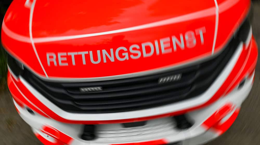 Der Rettungsdienst in Berlin soll sich auf seine Kernaufgaben beschränken - den Einsatz bei Notfällen. (Archivfoto) / Foto: Jens Kalaene/dpa