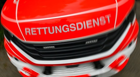 Der Rettungsdienst in Berlin soll sich auf seine Kernaufgaben beschränken - den Einsatz bei Notfällen. (Archivfoto) / Foto: Jens Kalaene/dpa