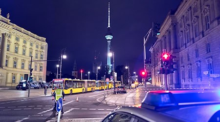 In Berlin-Mitte ist der Bereich um den Fundort einer Brandbombe abgesperrt worden.  / Foto: Michael Ukas/dpa