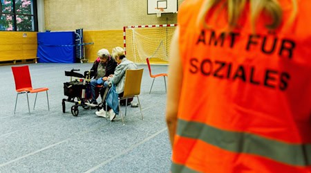 Die Evakuierung rund um den Fundort einer Bombe in Spandau hat begonnen. Für Anwohner gibt es Notunterkünfte.  / Foto: Carsten Koall/dpa