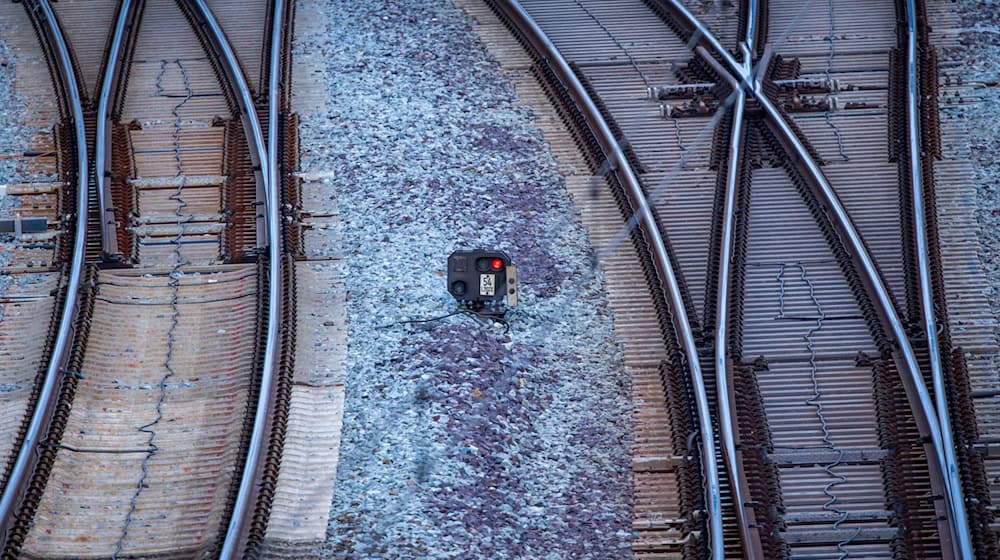 Nach einem Brand an einem Stellwerk in Lehrte ist der Bahnverkehr zwischen Hannover und Berlin eingeschränkt. (Symbolbild) / Foto: Jens Büttner/dpa