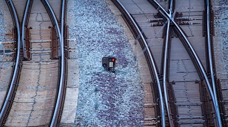 Nach einem Brand an einem Stellwerk in Lehrte ist der Bahnverkehr zwischen Hannover und Berlin eingeschränkt. (Symbolbild) / Foto: Jens Büttner/dpa