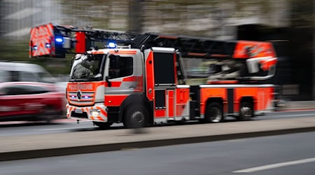 Auch eine Drehleiter war im Einsatz. (Symbolbild) / Foto: Boris Roessler/dpa