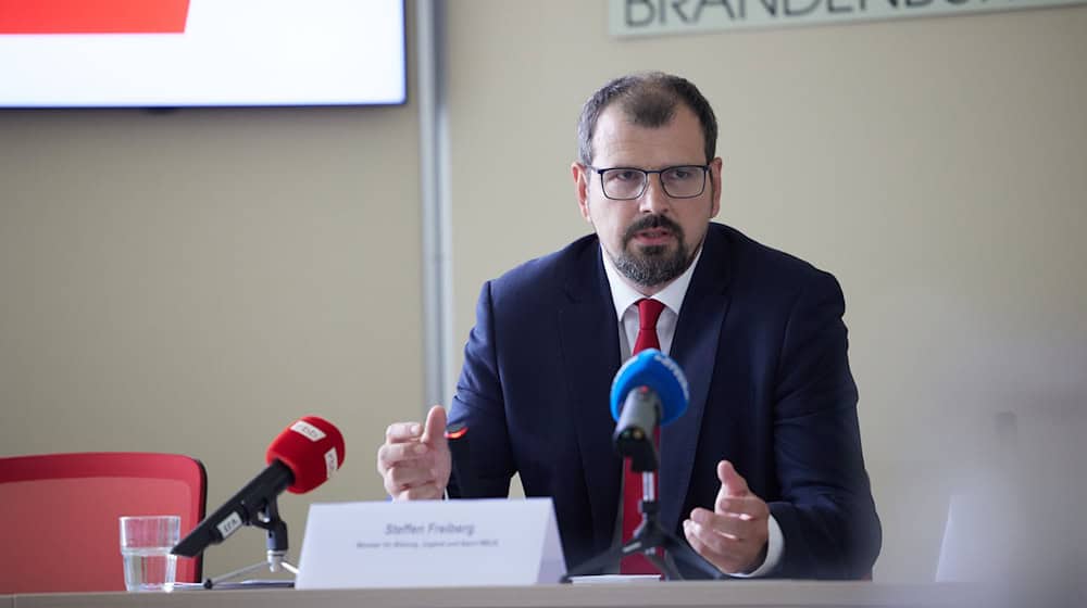 Für Bildungsminister Steffen Freiberg ist die Absicherung des Unterrichts das höchste Ziel.  / Foto: Joerg Carstensen/dpa
