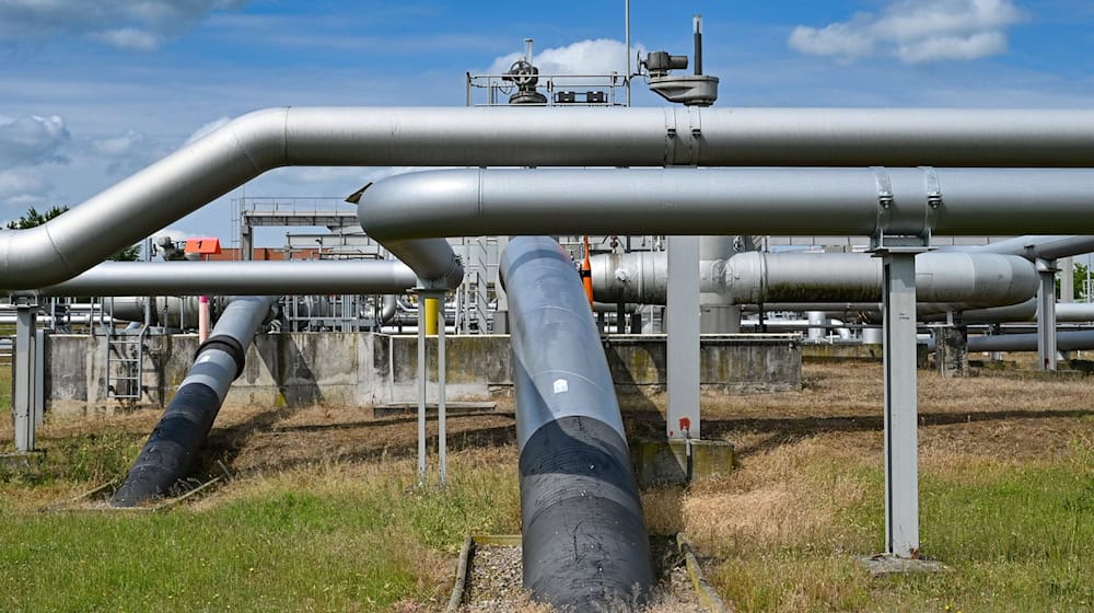 Die Brandenburger Landesregierung dringt auf eine zügige Entscheidung der EU-Kommission für die Ertüchtigung der Pipeline von Schwedt nach Rostock (Archivbild). / Foto: Patrick Pleul/dpa