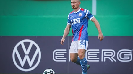 Wiedersehen mit seinem Ex-Club: Rostocks Neuzugang Maximilian Krauß. / Foto: Christian Charisius/dpa
