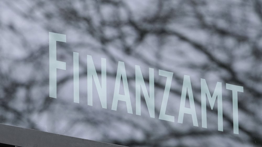 Auch bei falschen Anschuldigungen dürfen die Finanzämter anonyme Anzeigen in der Regel geheim halten. (Symbolbild)  / Foto: Bernd Weißbrod/dpa