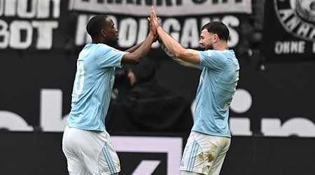 Ilyas Ansah und Oliver Burke (r) harmonieren immer besser. / Foto: Arne Dedert/dpa