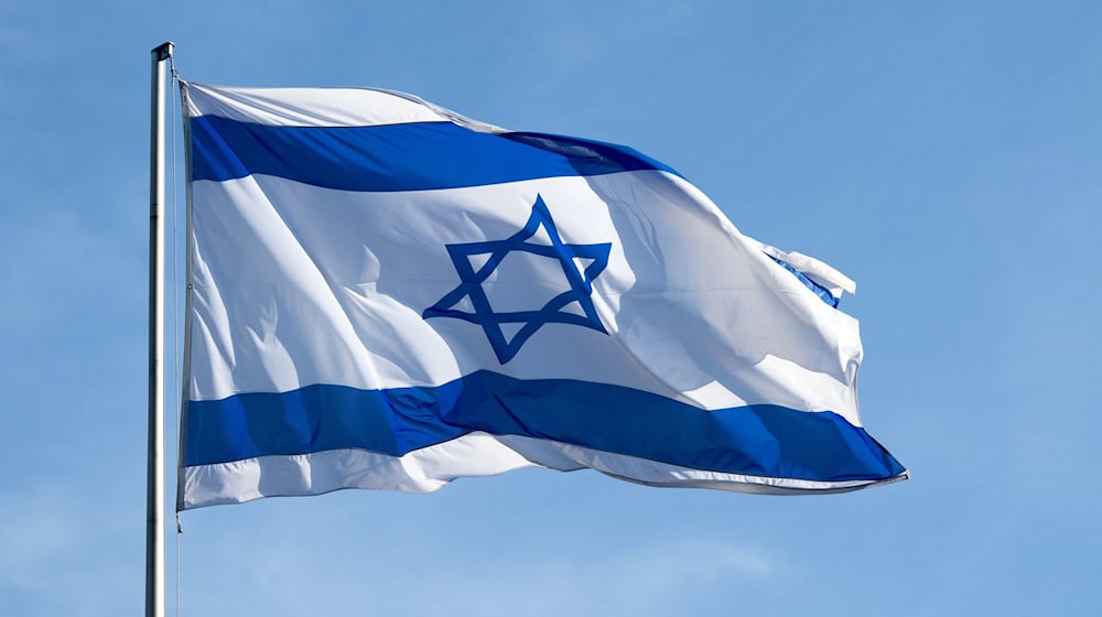 Sollen am 7. Oktober Israel-Flaggen an öffentlichen Gebäuden wehen? Es ist der zweite Jahrestag des Hamas-Terrorüberfalls auf Israel. (Symbolbild) / Foto: Sven Hoppe/dpa