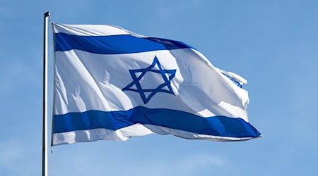 Sollen am 7. Oktober Israel-Flaggen an öffentlichen Gebäuden wehen? Es ist der zweite Jahrestag des Hamas-Terrorüberfalls auf Israel. (Symbolbild) / Foto: Sven Hoppe/dpa