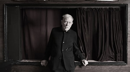 Der im Juli gestorbene Theaterregisseur Claus Peymann wird am Freitag beigesetzt. (Archivbild) / Foto: Jens Kalaene/dpa