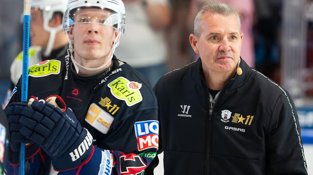 Jonas Müller und Cheftrainer Serge Aubin von den Eisbären Berlin können einen weiteren denkwürdigen Sieg in Köln feiern. / Foto: Soeren Stache/dpa