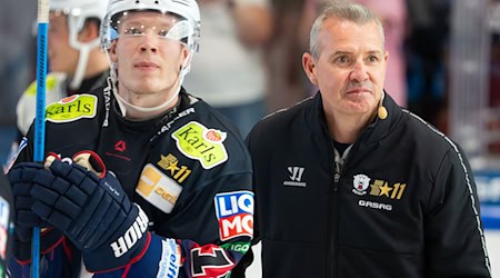 Jonas Müller und Cheftrainer Serge Aubin von den Eisbären Berlin können einen weiteren denkwürdigen Sieg in Köln feiern. / Foto: Soeren Stache/dpa