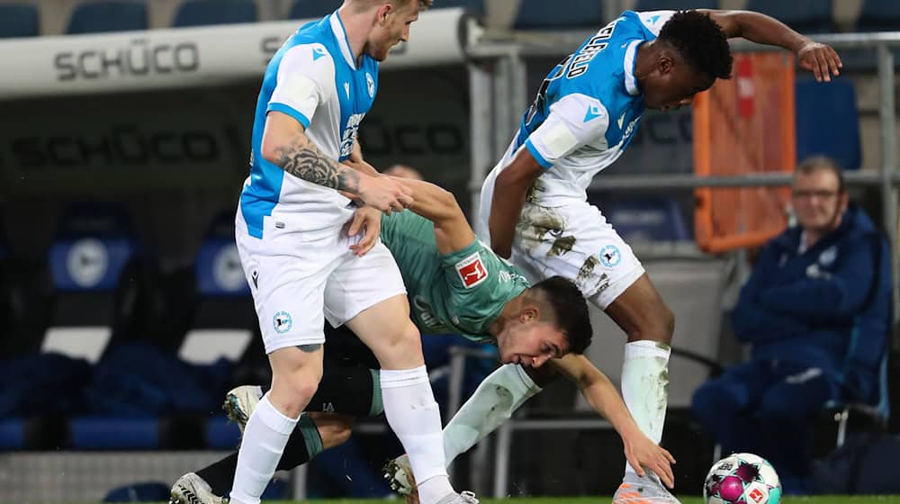 Anderson Lucoqui (r) im Trikot von Arminia Bielefeld / Foto: Friso Gentsch/dpa Pool/dpa
