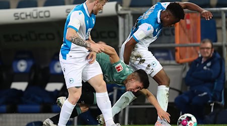 Anderson Lucoqui (r) im Trikot von Arminia Bielefeld / Foto: Friso Gentsch/dpa Pool/dpa