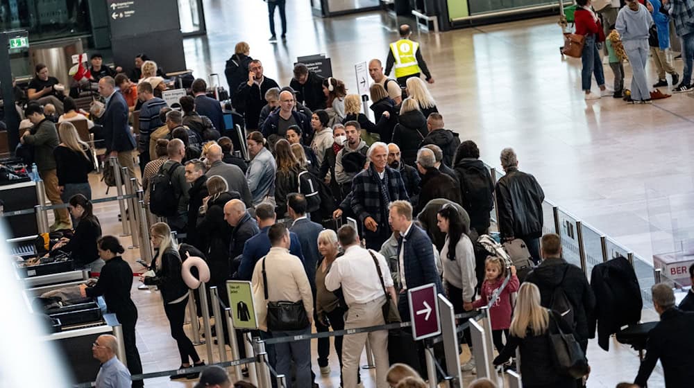 Passagiere müssen am Flughafen BER Geduld mitbringen. (Archivbild) / Foto: Fabian Sommer/dpa