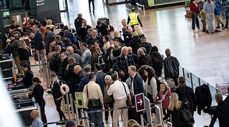 Passagiere müssen am Flughafen BER Geduld mitbringen. (Archivbild) / Foto: Fabian Sommer/dpa