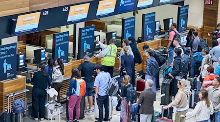 Am Montag bildeten sich lange Schlangen am BER. Der Flughafen ist von einem Cyberangriff auf einen IT-Dienstleister betroffen.  / Foto: Michael Ukas/dpa