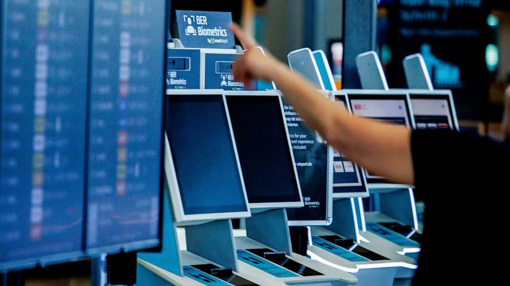 Nach einem Cyberangriff gab es am Berliner Flughafen längere Wartezeiten. / Foto: Carsten Koall/dpa
