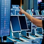 Nach einem Cyberangriff gab es am Berliner Flughafen längere Wartezeiten. / Foto: Carsten Koall/dpa