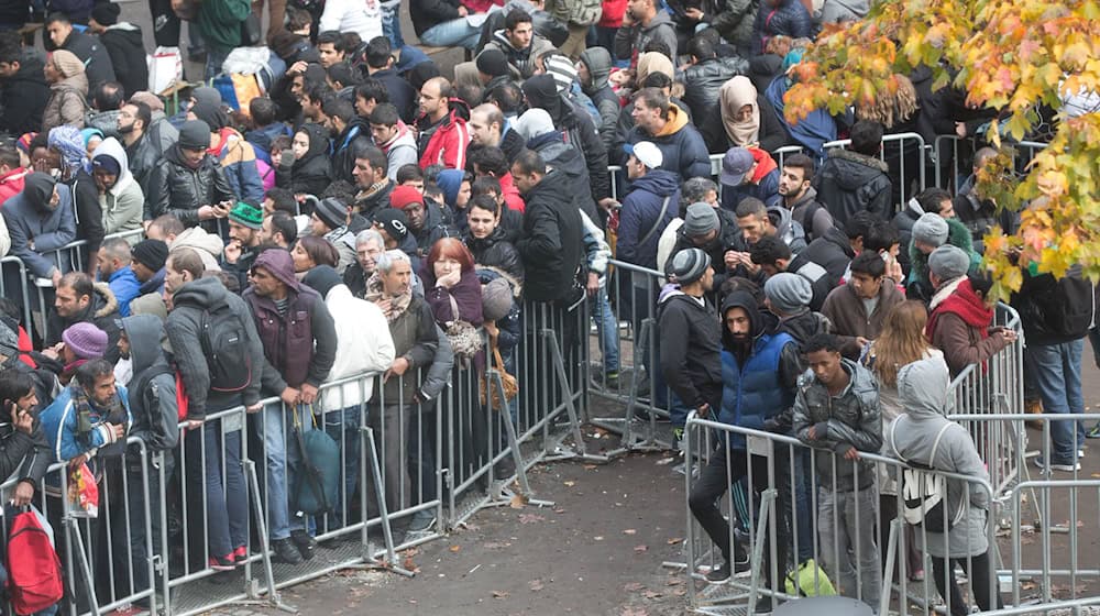 Viele Flüchtlinge warteten im Sommer 2015 in Berlin auf dem Gelände des Landesamtes für Gesundheit und Soziales auf die Bearbeitung ihrer Asylanträge. (Archivfoto) / Foto: picture alliance / dpa
