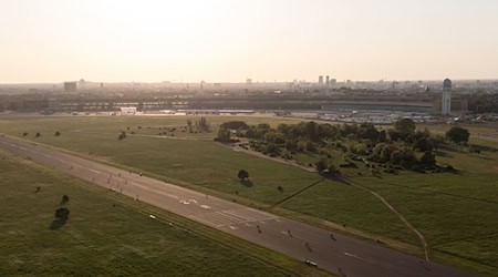 Auf dem Tempelhofer Feld werden beim Tag des offenen Denkmals drei Führungen angeboten. (Archivbild) / Foto: Sebastian Gollnow/dpa