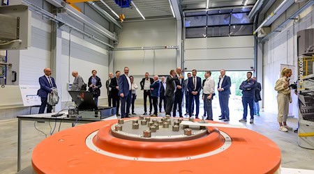 Batterien für E-Autos werden im neuen Testzentrum der Dekra am Lausitzring geprüft.  / Foto: Patrick Pleul/dpa