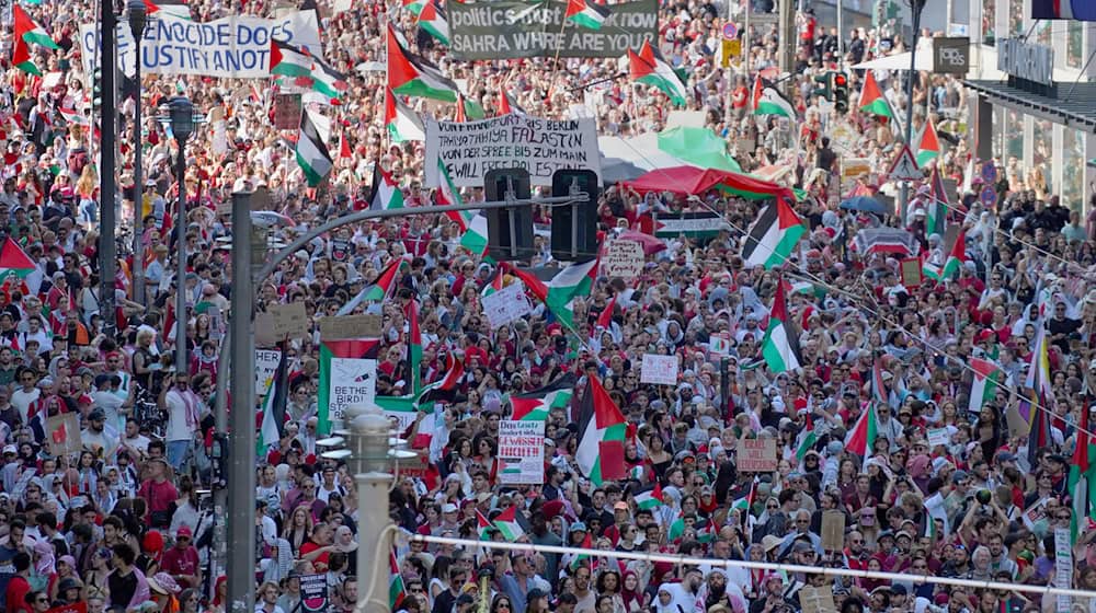 Auch im Juni gab es eine große Gaza-Demo in Berlin. Am Samstag erwarten die Veranstalter zu einer Kundgebung Zehntausende. (Archivbild) / Foto: Manuel Genolet/dpa