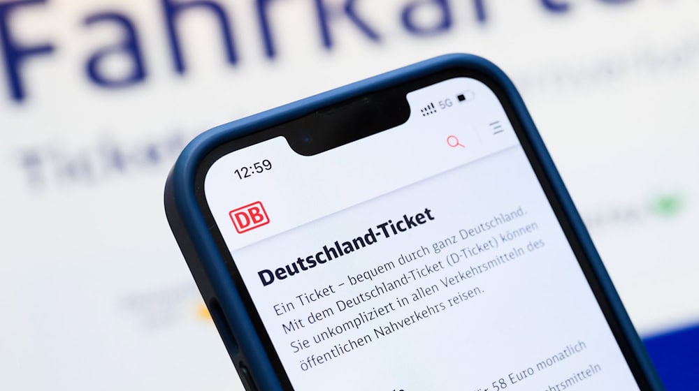 Ab 2026 müssen Bahnkunden erneut mehr für das Deutschlandticket bezahlen. (Archivbild) / Foto: Julian Stratenschulte/dpa