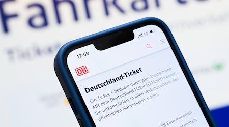 Ab 2026 müssen Bahnkunden erneut mehr für das Deutschlandticket bezahlen. (Archivbild) / Foto: Julian Stratenschulte/dpa