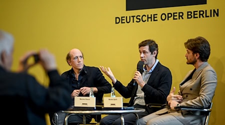 Die drei Dirigenten Titus Engel (l-r), Maxime Pascal und Michele Spotti übernehmen ab kommenden Sommer die musikalische Leitung der Deutschen Oper. / Foto: Britta Pedersen/dpa