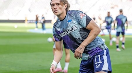 Fabian Reese will den Handshake mit dem Jungen nachholen.  / Foto: Andreas Gora/dpa