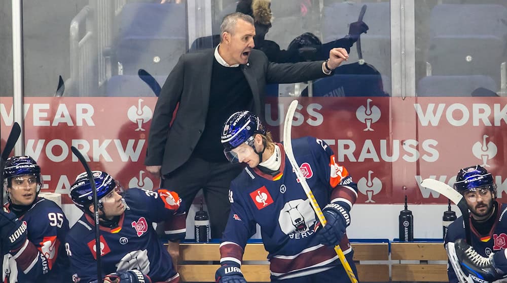 Coach Serge Aubin musste mit den Eisbären Berlin eine bittere Niederlage in Mannheim hinnehmen. (Archivbild) / Foto: Andreas Gora/dpa