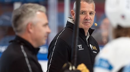 Coach Serge Aubin und die Eisbären Berlin müssen in der neuen DEL-Saison früh mit Problemen kämpfen. / Foto: Soeren Stache/dpa