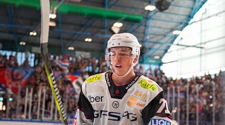 Maxim Schäfer von den Eisbären Berlin wechselt auf Leihbasis nach Kanada. (Archivbild) / Foto: Soeren Stache/dpa