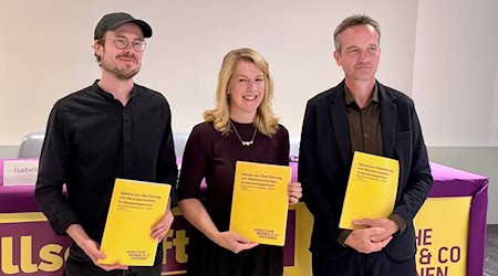 Von links nach rechts: Armin Rothemann, Isabella Rogner und Rechtsanwalt Remo Klinger stellen einen eigenen Gesetzentwurf der Berliner Initiative «Deutsche Wohnen & Co enteignen» vor.  / Foto: Andreas Rabenstein/-/dpa