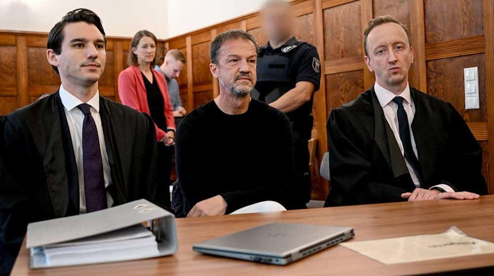 Fredi Bobic (M) erzielte einen weiteren Erfolg vor Gericht. / Foto: Britta Pedersen/dpa