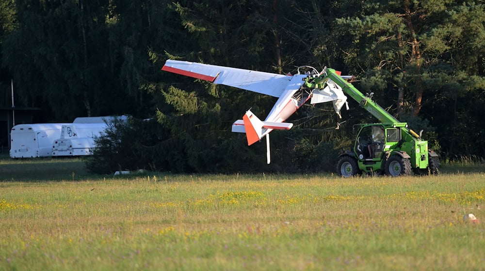 Beim Absturz eines Kleinflugzeugs in Brandenburg sind zwei Männer gestorben. / Foto: Michael Bahlo/dpa
