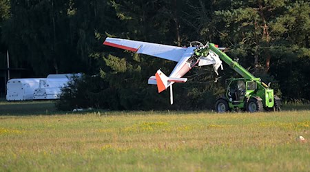 Beim Absturz eines Kleinflugzeugs in Brandenburg sind zwei Männer gestorben. / Foto: Michael Bahlo/dpa