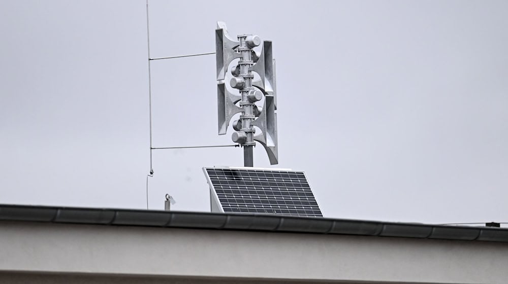 Um Punkt 11.00 Uhr ist ein sehr lauter an- und abschwellender Ton eine Minute lang zu hören. (Archivbild) / Foto: Britta Pedersen/dpa