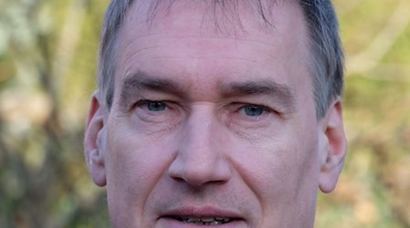 «Hoffentlich kein Subventionsgrab»: Autoexperte Frank Schwope blickt skeptisch auf die Ankündigung von Dreame, über ein E-Autowerk in Brandenburg nachzudenken. (Archivbild) / Foto: Frank Schwope/dpa