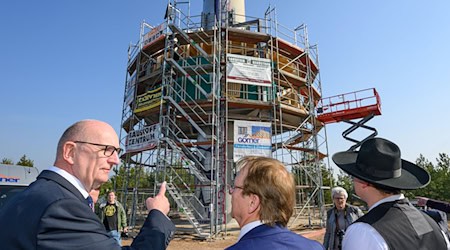 Vor einigen Monaten besuchte Ministerpräsident Dietmar Woidke (SPD) zusammen mit Gottfried Richter das Projekt. (Archivbild) / Foto: Patrick Pleul/dpa